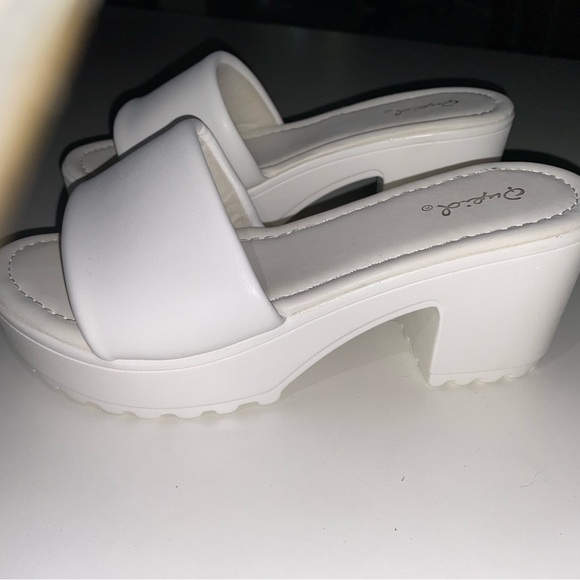 NWT QUPID GRATIA WHITE STRETCH MULES SANDALS SHOES TRENDY POPULAR COMFY SHOE - Picture 7 of 8